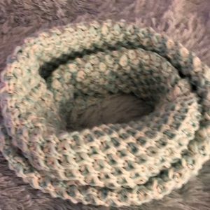 BEAUTIFUL TRENDY CHUNKY KNIT INFINITY SCARF MINT GREEN/ WHITE